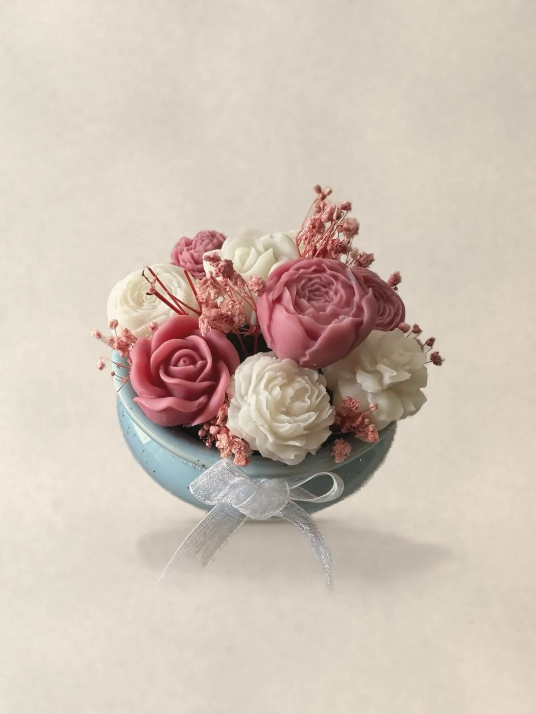 The bouquet from slightly above with its organza bow